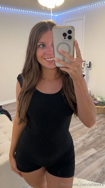 A / allieexx nude photo #3
