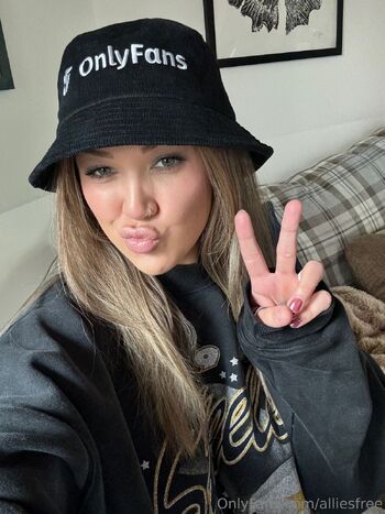 Allie (link in bio / alliesfree / allieluna.official / the.allieluna nude photo #21