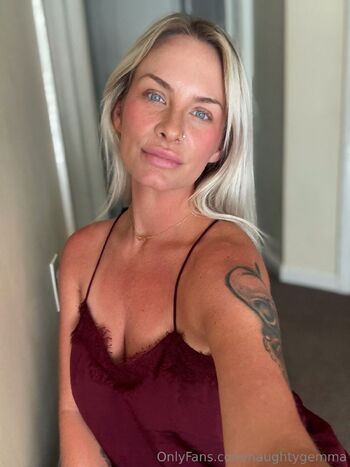 Gem / alluring_housewife nude photo #12