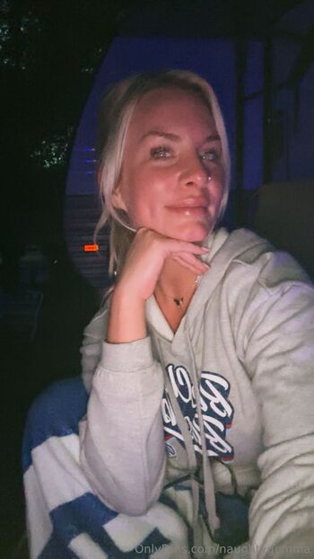 Gem / alluring_housewife nude photo #23