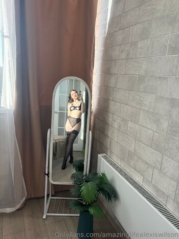 Alexi / amazinglifealexiswilson nude photo #1