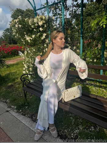 Amelie Lu / amelieeluv nude photo #4