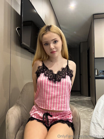 Amelie Lu / amelieeluv nude photo #13