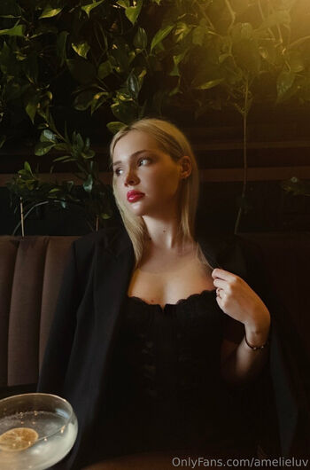 Amelie Lu / amelieeluv nude photo #15
