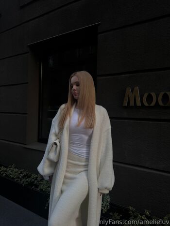 Amelie Lu / amelieeluv nude photo #18