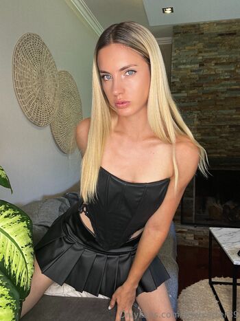 Amy / amycarter89 nude photo #1