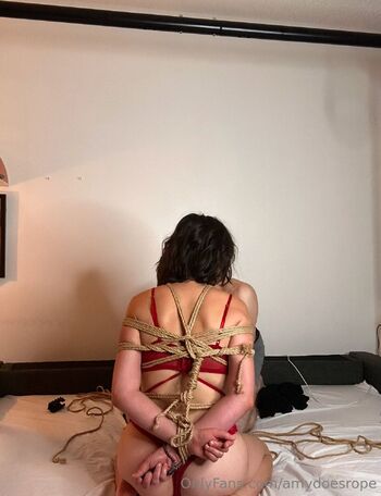 Am / amydoesrope nude photo #4