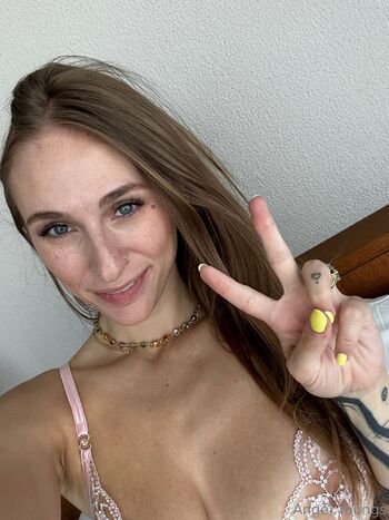 Angel Youngs / angelyoungsxxx nude photo #2