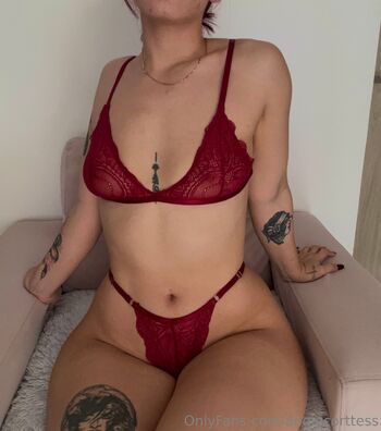 Angie Got / angiecorttess nude photo #3