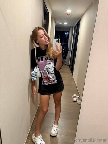 Angi / angilskinner nude photo #5