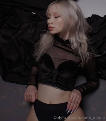 𝐀𝐧𝐧𝐚-𝐌𝐚𝐫𝐢𝐢𝐞 / anna_mariie nude photo #9