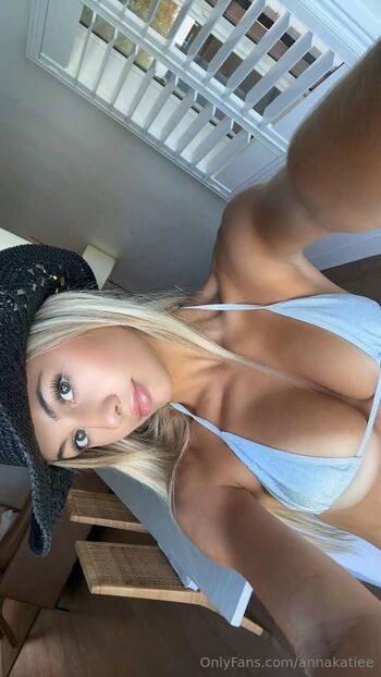 Ann / annakatiee nude photo #3