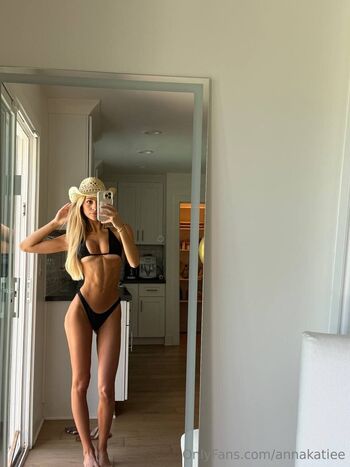 Ann / annakatiee nude photo #9