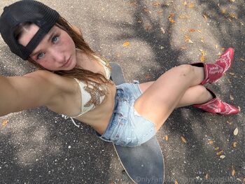 Anna Oswal / annaoswaldsk8qn nude photo #32