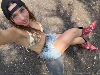 Anna Oswal / annaoswaldsk8qn nude photo #33