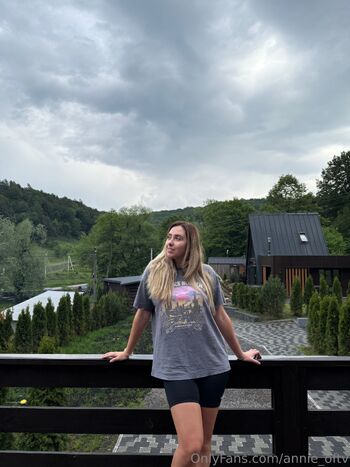 Annie Wild / annie_oftv nude photo #6