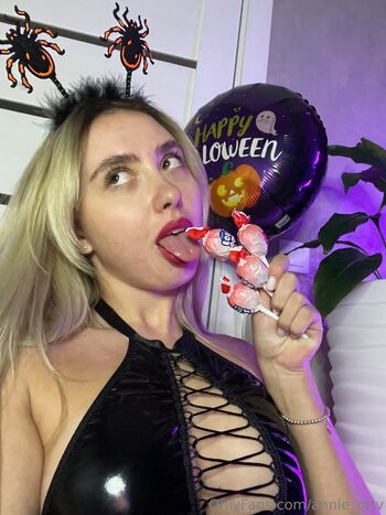 Annie Wild / annie_oftv nude photo #30