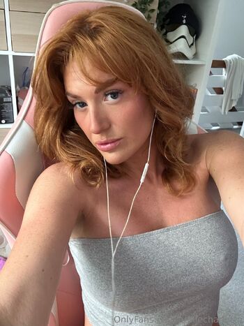 TWO PUSSY PRINCESS / anniecharlotte nude photo #2