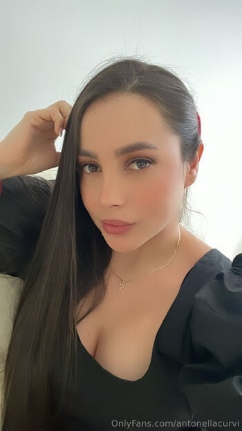 antonella / antonellacurvi nude photo #6