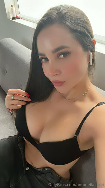 antonella / antonellacurvi nude photo #20