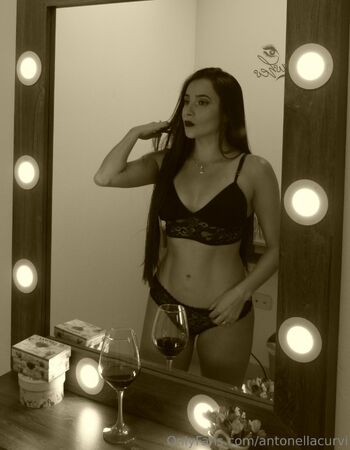 antonella / antonellacurvi nude photo #22
