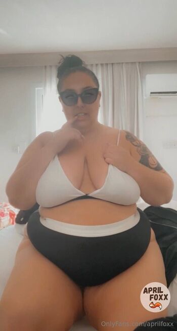 UR SEXY NEIGHBOUR / aprilfoxx nude photo #14