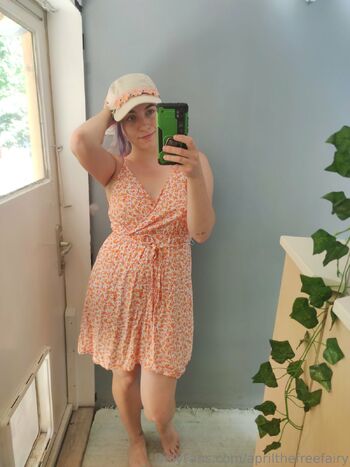 Aprils sneak pee / aprilthefreefairy nude photo #2