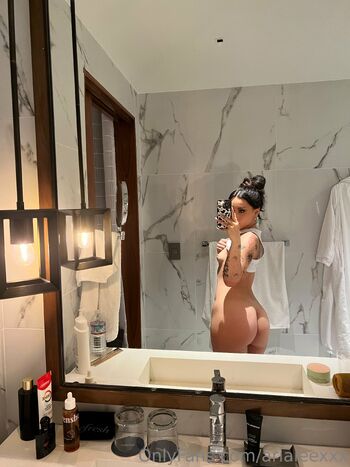 Aria Le / arialeexxx nude photo #16