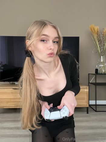 OnlyFans / arya_lune nude photo #8