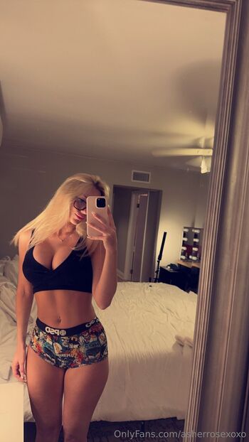 Ashley Ros / asherrosexoxo nude photo #26