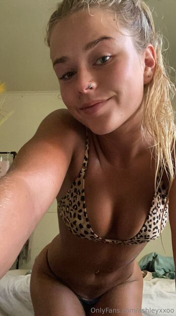 Ashley / ashhxxoo nude photo #22