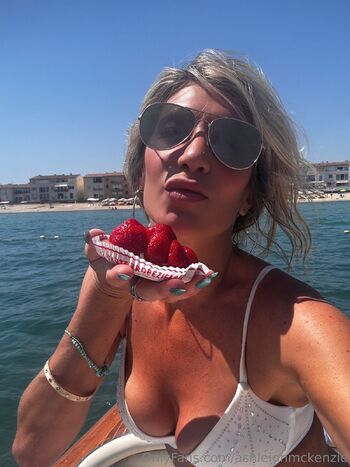 Ashleigh McKenzi / ashleighmckenzie nude photo #18