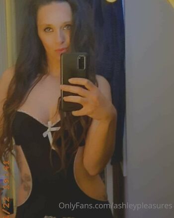 Ashley Pleasures / ashleypleasures / ashleypleasure1 nude photo #2