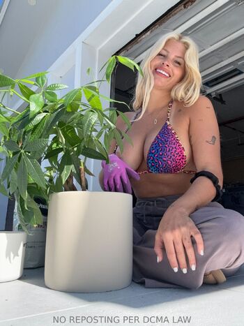 ASH HOTTEST MOM ON OF / ashleysjuggs nude photo #1