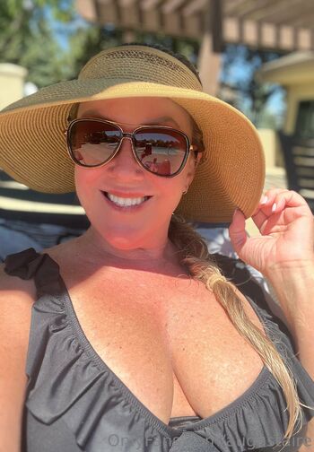 August Air / augustaire nude photo #3