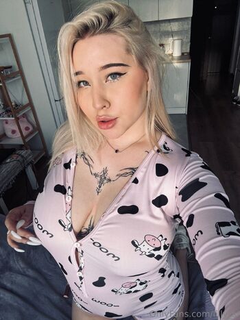 Aurora / aurrora.me nude photo #1