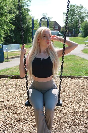 Charlott / babychar_x nude photo #9