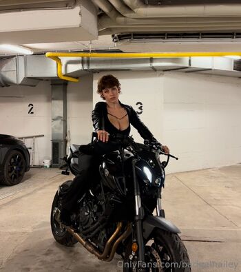 Hailey VI / badgalhailey nude photo #2