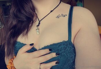 beelou nude photo #17