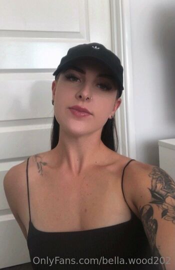 Bella / bella.wood202 / bellawoodgames nude photo #1