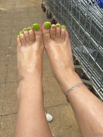 Bella / bellaslife / bellasfeetx nude photo #9