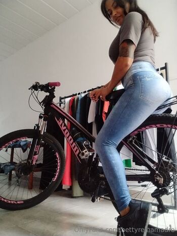 Betty Reina Sexting / bettyreinamadre nude photo #1