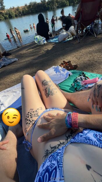 Stoner babe / bi_girl42069 nude photo #3