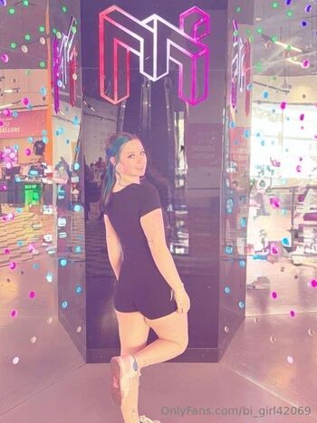 Stoner babe / bi_girl42069 nude photo #7