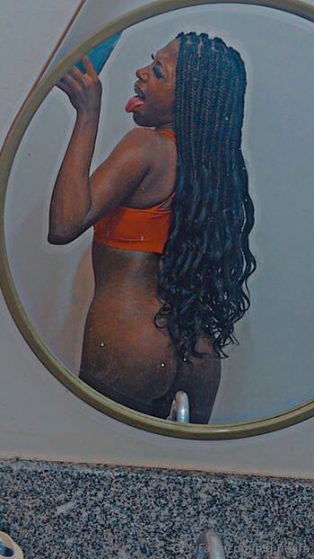 Ann / big-negra nude photo #1