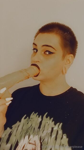 Sara Annik / biggerplease nude photo #4