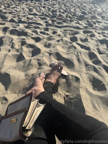 Goddess Asian Bell / bigthicsoles nude photo #9