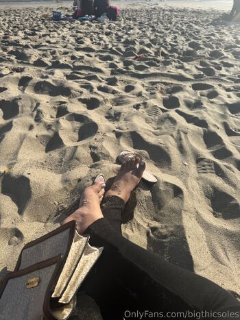 Goddess Asian Bell / bigthicsoles nude photo #10