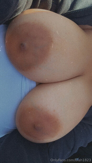 T itte / blah1823 nude photo #16