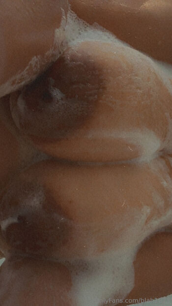 T itte / blah1823 nude photo #17